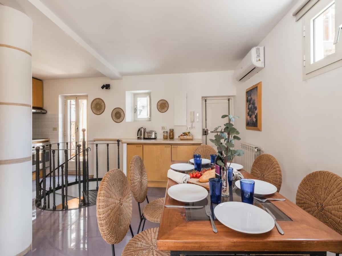 The Rent - Two-bedroom With Terrace Near Trevi Fountain Rome